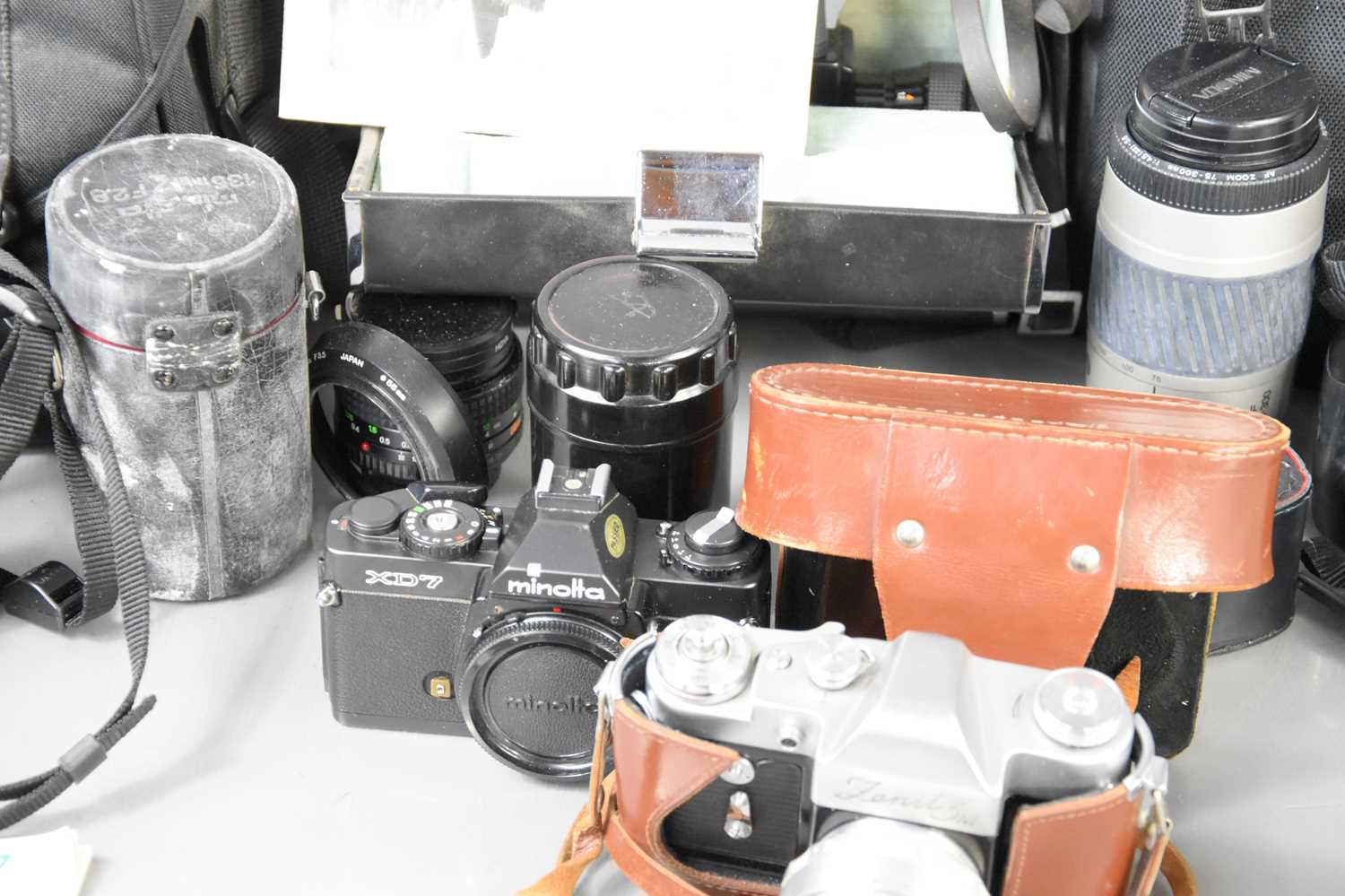 A group of vintage 35mm cameras to include Minolta XD-7, Dynax 7000i and X-370, Zenit 3M, Sankyo - Bild 4 aus 4