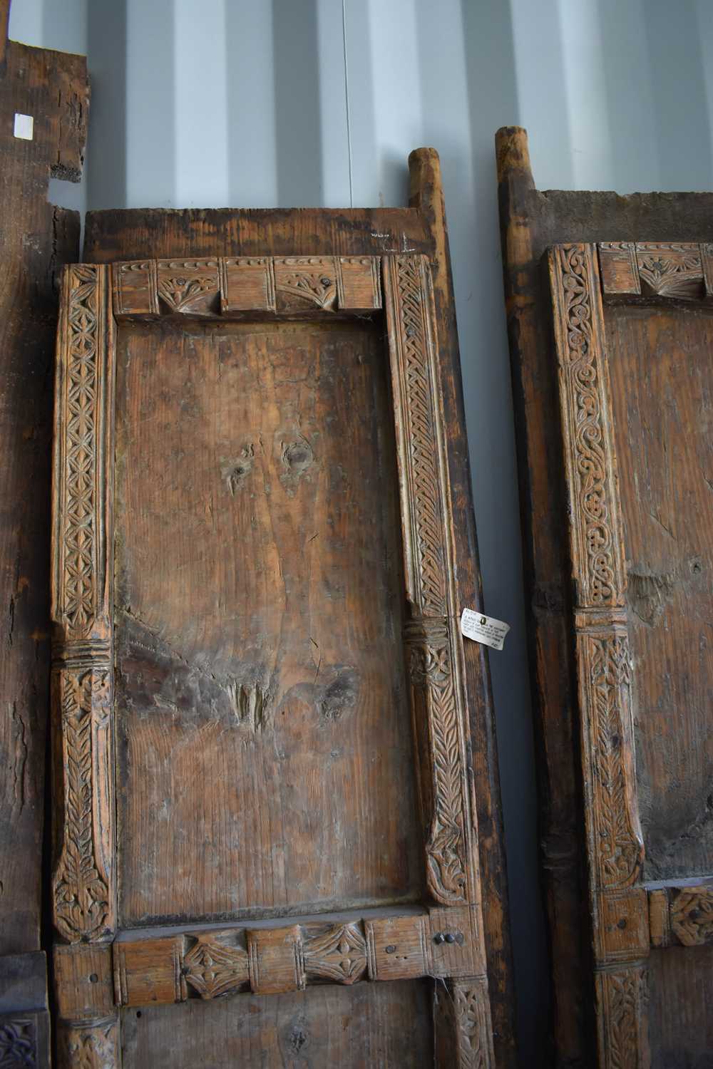 A large door and frame, the two panel door, together with sections of carved panels to form a - Bild 3 aus 5