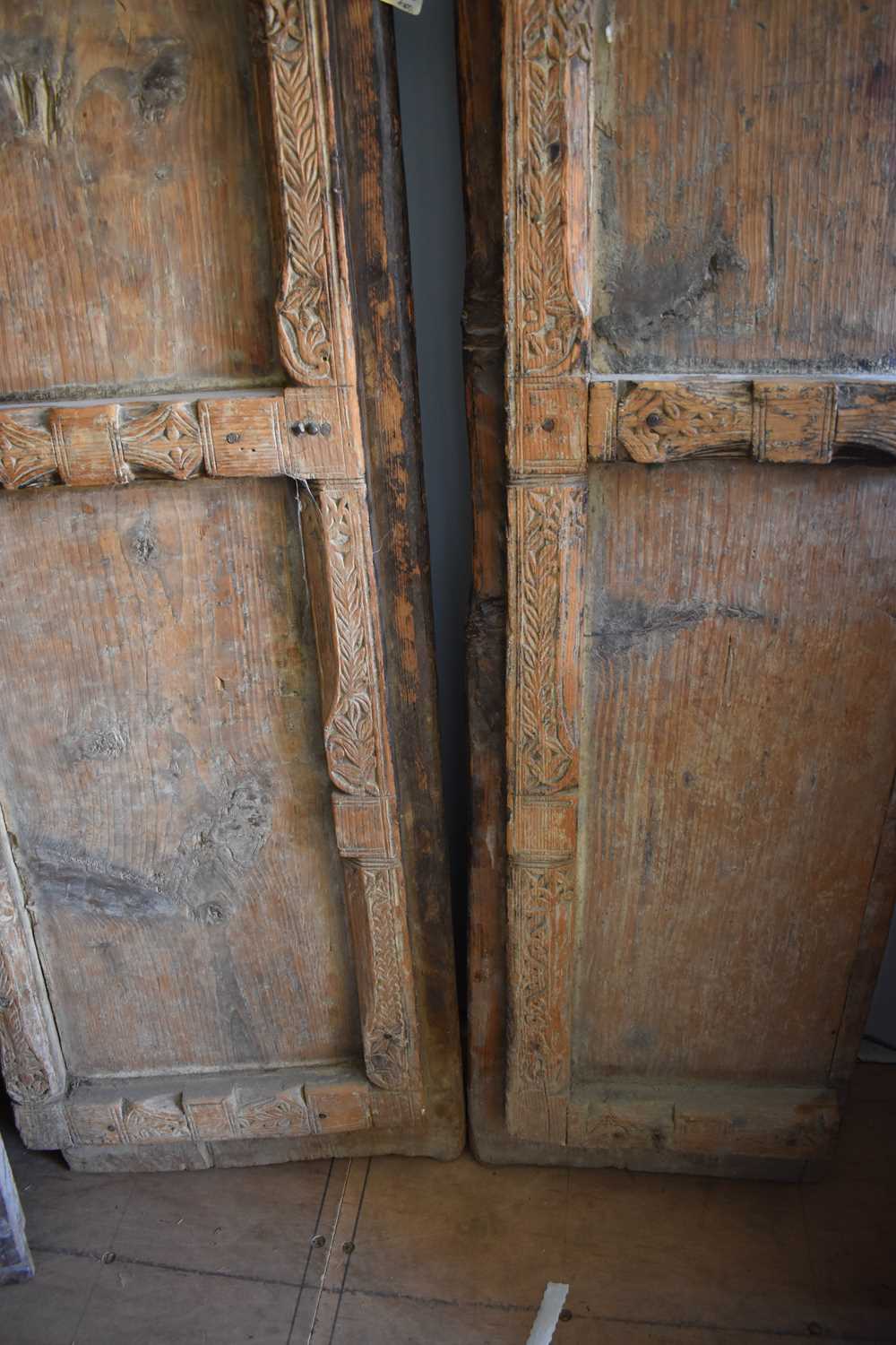 A large door and frame, the two panel door, together with sections of carved panels to form a - Bild 5 aus 5