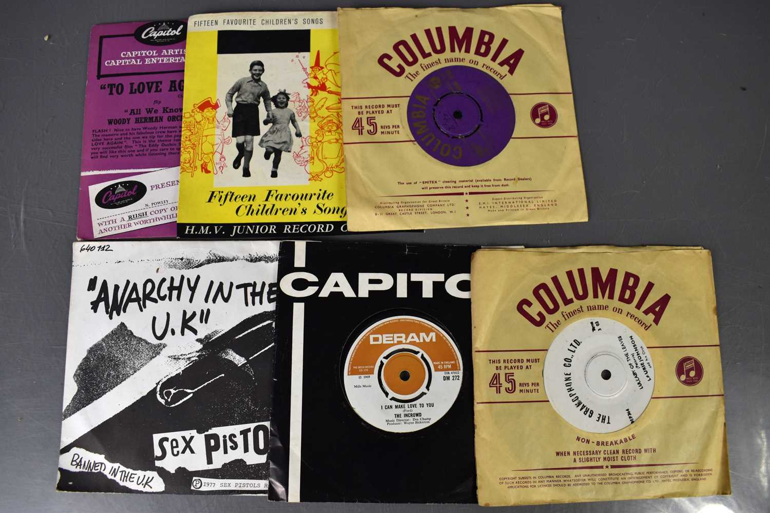 A group of 7" single records to include Ray Burns, Elvis Presley, George Browney, Johnathan King, - Bild 3 aus 15
