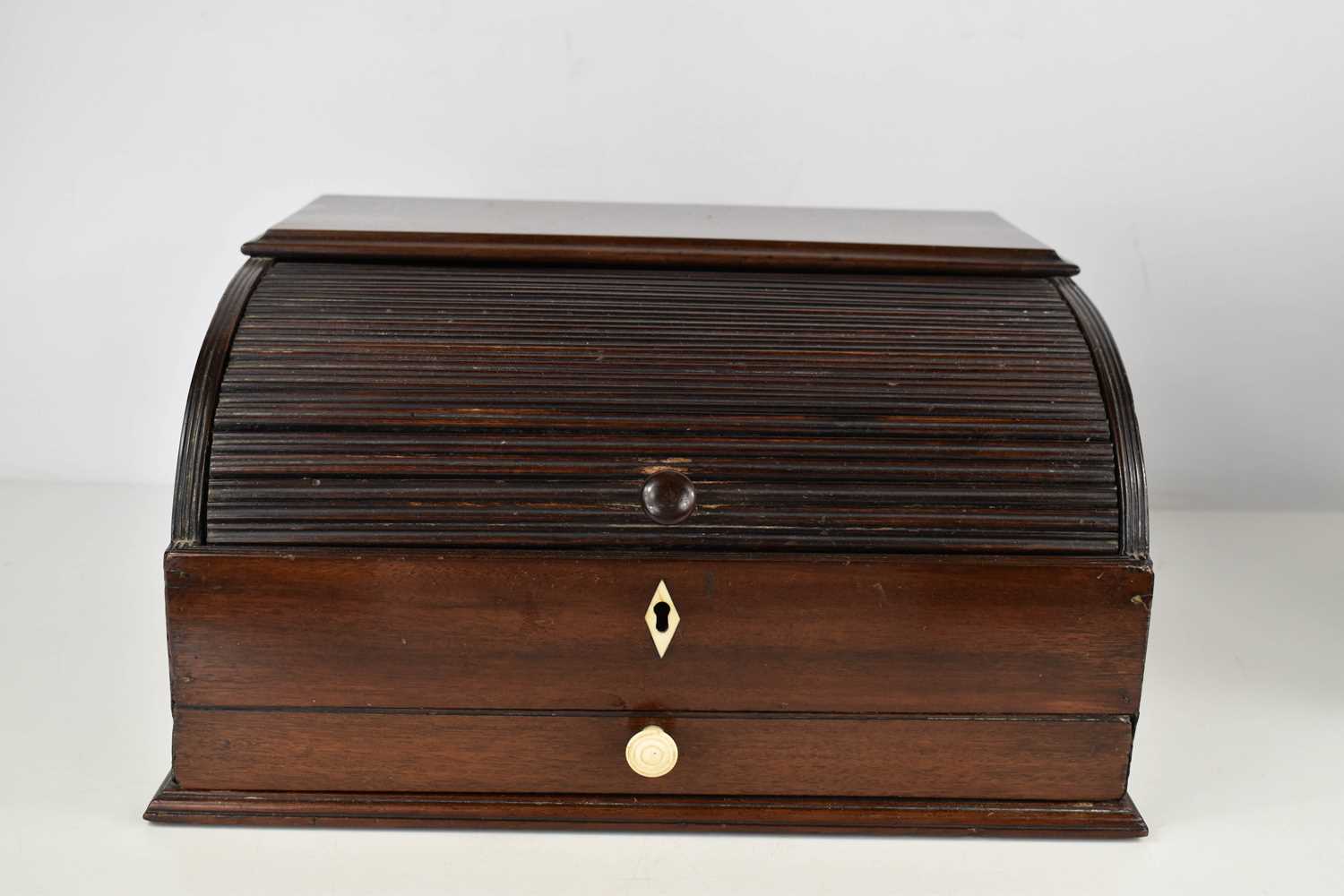 A 19th century mahogany roll top stationary box, the tambour slide opens to reveal a fitted - Bild 3 aus 3