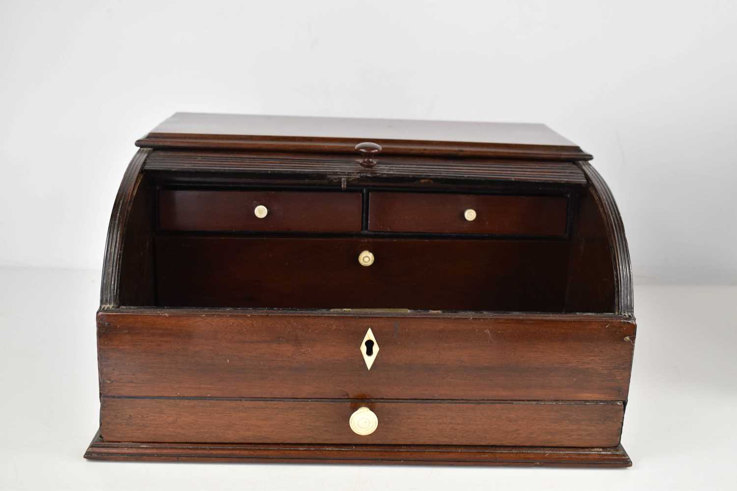 A 19th century mahogany roll top stationary box, the tambour slide opens to reveal a fitted - Bild 2 aus 3