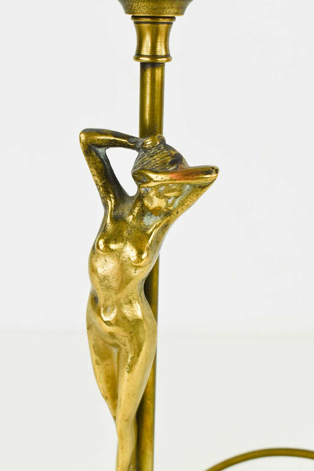 An Art Nouveau style brass table lamp in the form of a nude female, and having an iridescent glass - Bild 2 aus 2