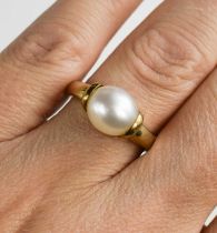 A 9ct gold and pearl ring, size O, 3.5g.