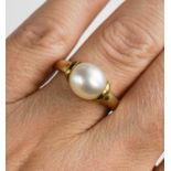 A 9ct gold and pearl ring, size O, 3.5g.