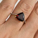 A 9ct gold and garnet ring, triangle cut garnet, size N, 2g.