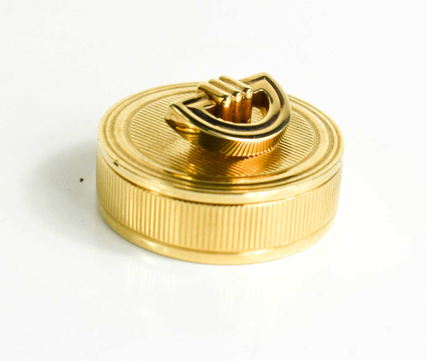 A 9ct gold pill box and lid, by Cartier, the box and lid stamped 375, and initialled, in the - Bild 2 aus 7