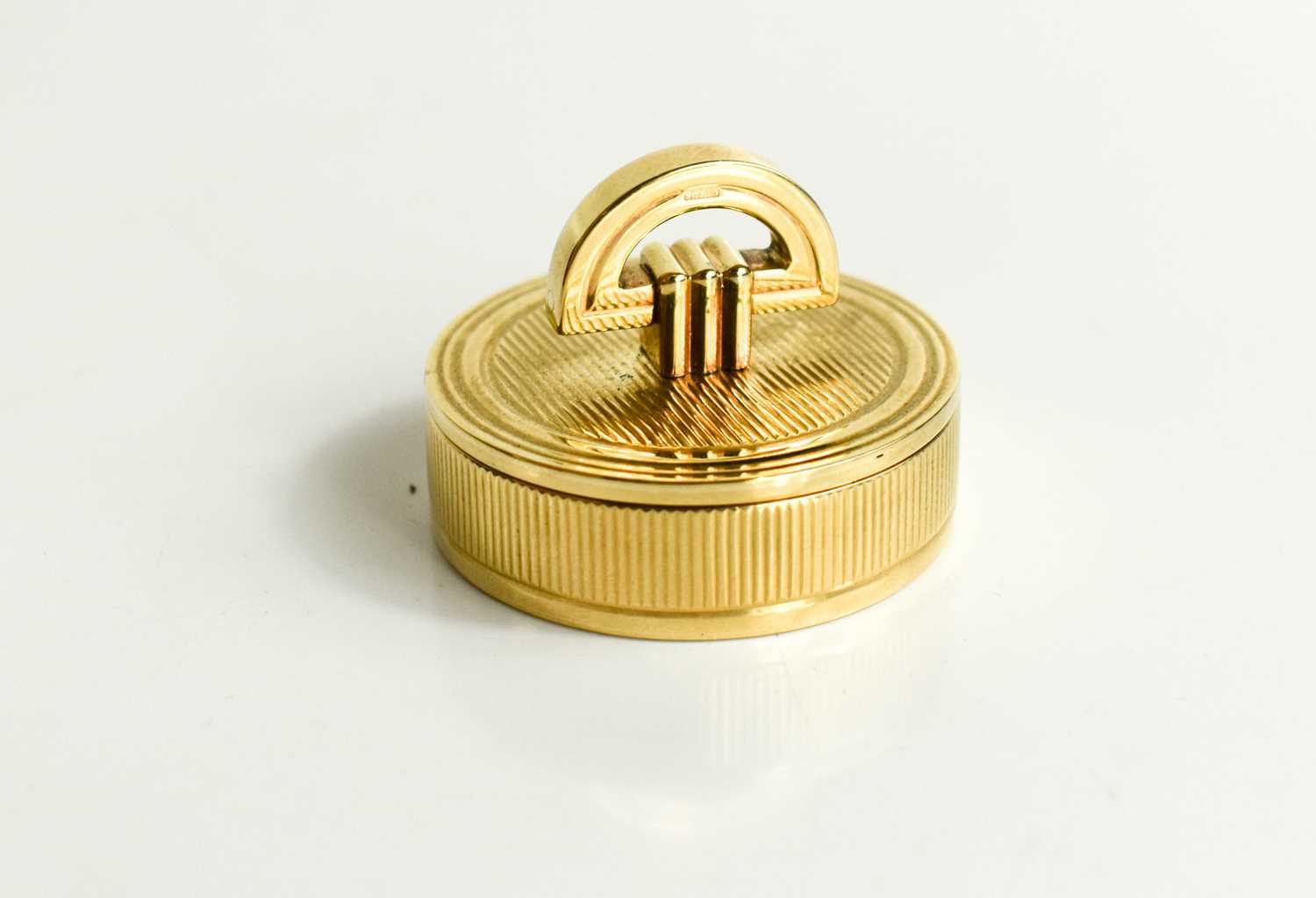 A 9ct gold pill box and lid, by Cartier, the box and lid stamped 375, and initialled, in the - Bild 3 aus 7