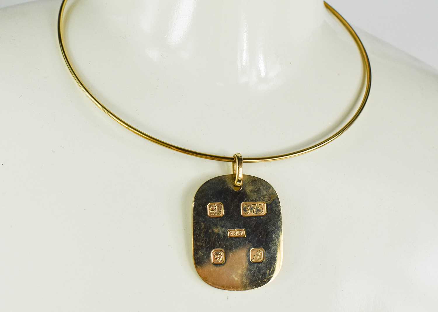 A 9ct gold ingot pendant on a 9ct gold hoop necklace, 34g. - Bild 2 aus 3