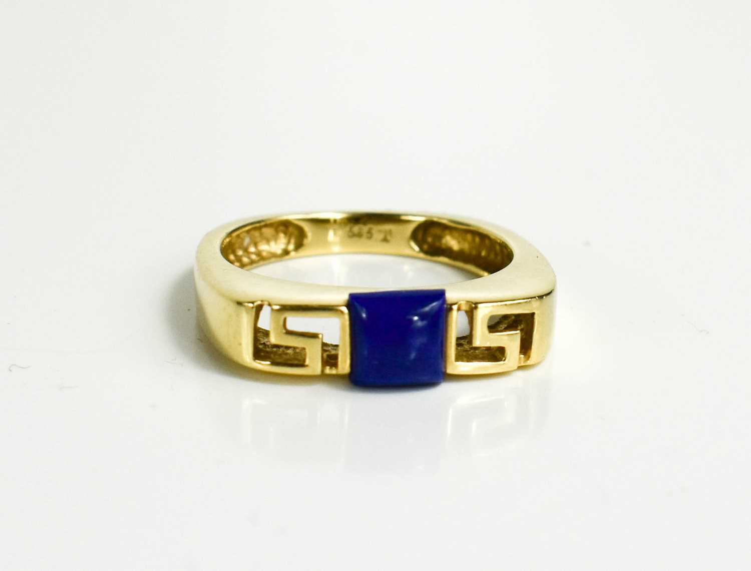 An 18ct gold and lapiz lazuli ring, of Greek key design, size O, 4.5g. - Bild 2 aus 3