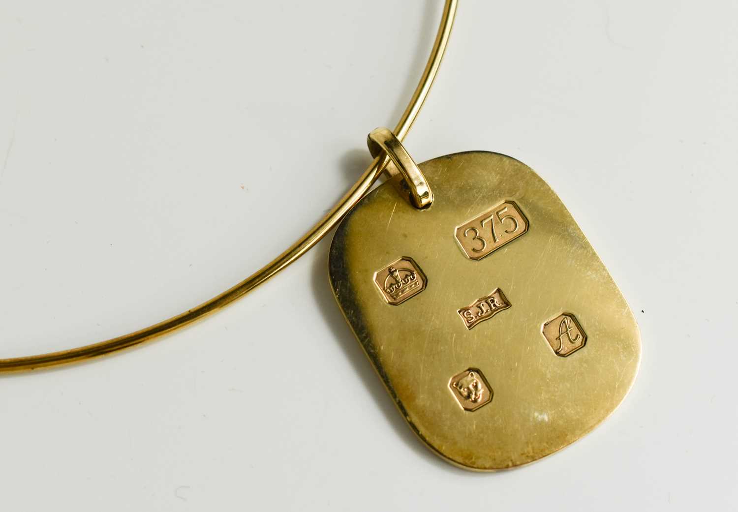 A 9ct gold ingot pendant on a 9ct gold hoop necklace, 34g. - Bild 3 aus 3