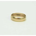 A 9ct gold wedding band, 3.5g.