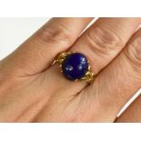 An 18ct gold and lapiz lazuli cabochon oval set ring, size O, 2.9g.