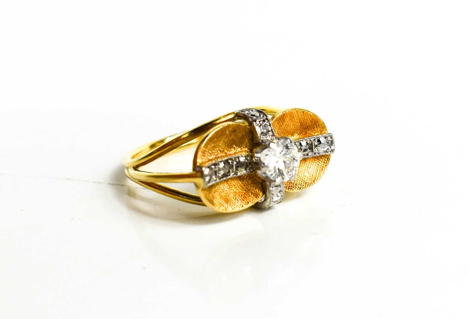 An 18ct gold [tested as] and diamond designer ring, the central stone approx 1/4ct, 4.4g. - Bild 3 aus 3