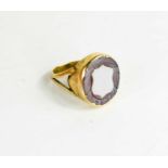 A 9ct gold and agate inset ring carved with a vacant shield, 3g.