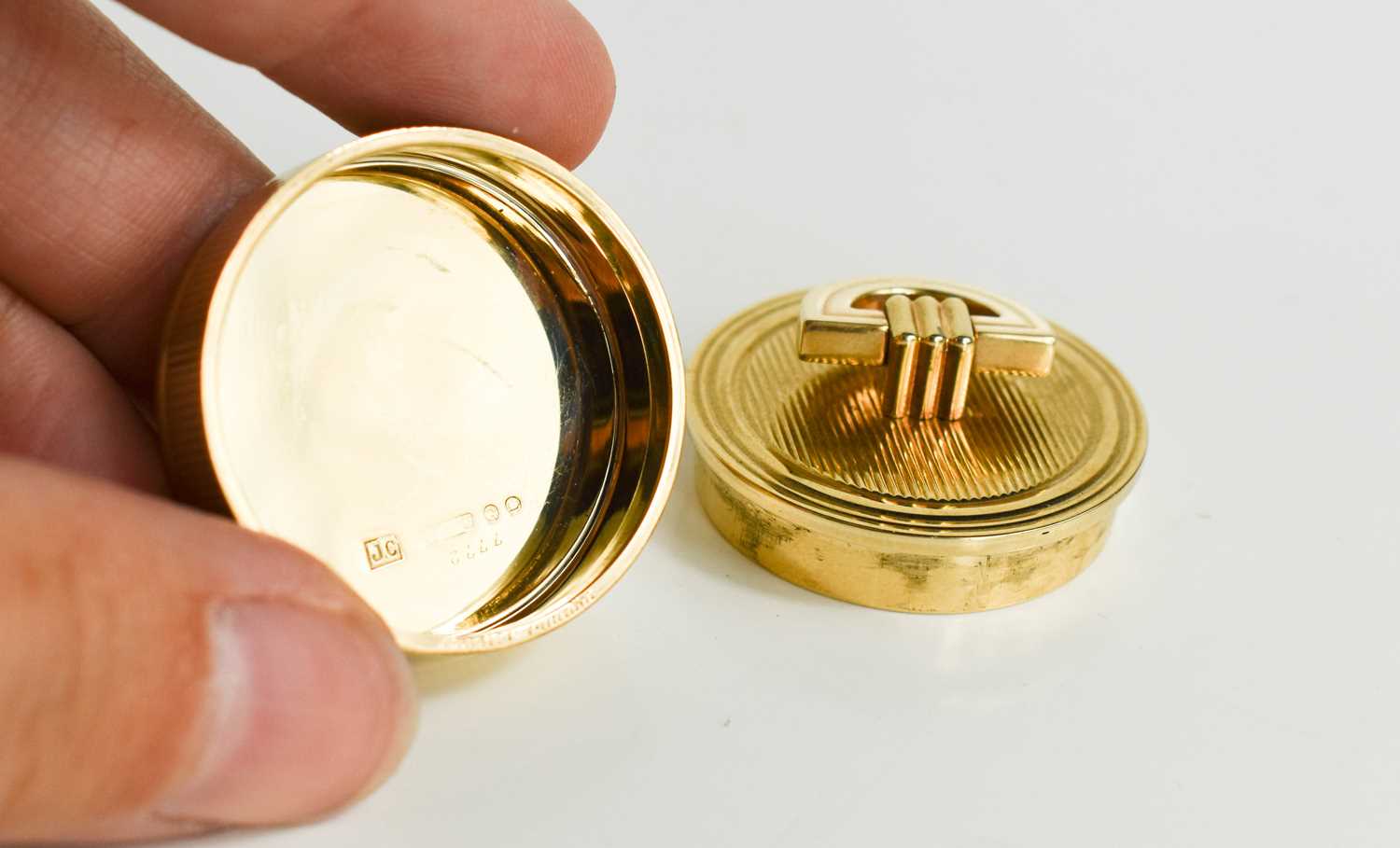 A 9ct gold pill box and lid, by Cartier, the box and lid stamped 375, and initialled, in the - Bild 4 aus 7