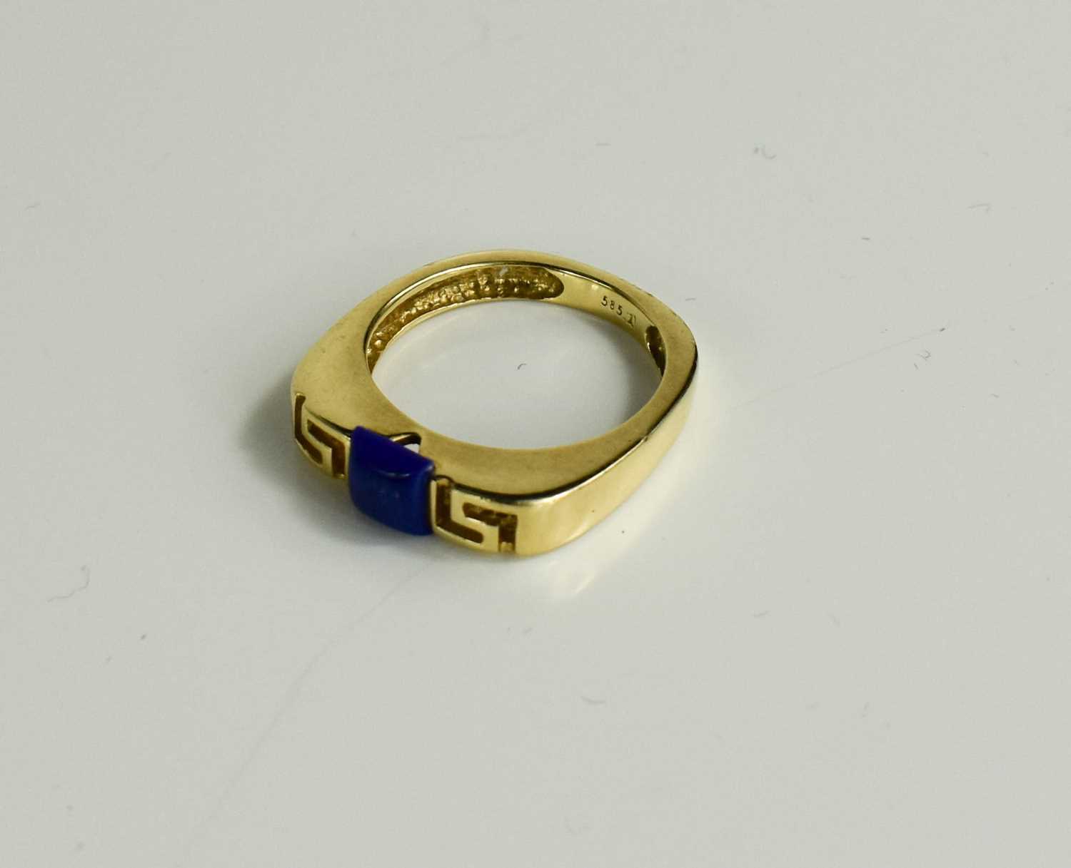 An 18ct gold and lapiz lazuli ring, of Greek key design, size O, 4.5g. - Bild 3 aus 3