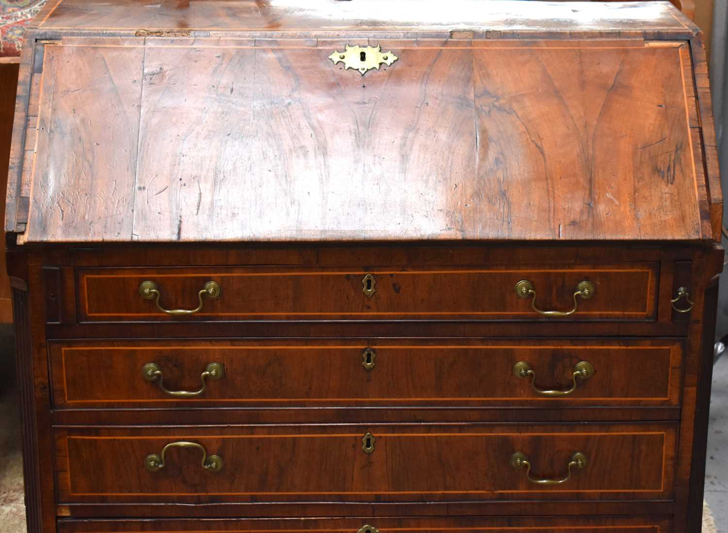 A George III walnut bureau, the fall front enclosing mahogany and satinwood crossbanding interior of - Bild 2 aus 3