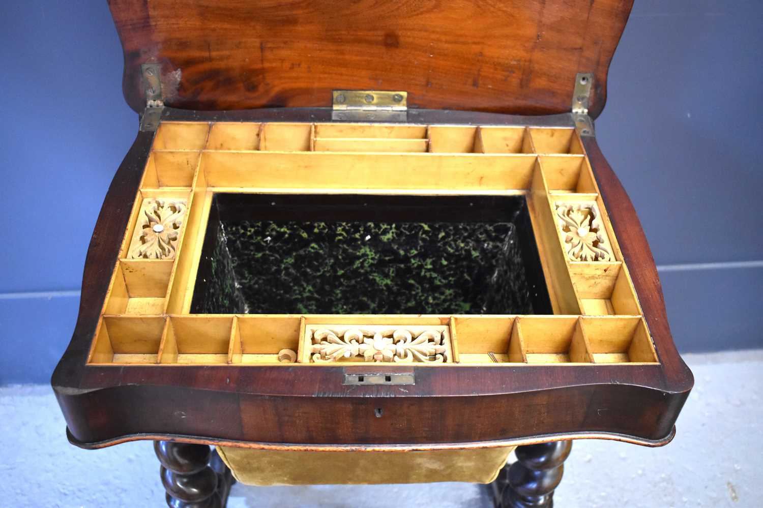 A Victorian mahogany games/work table, the rectangular top with a satinwood and rosewood chess - Bild 2 aus 2