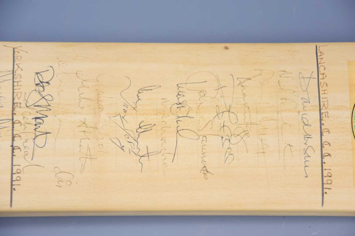 A Duncan Fearnley cricket bat signed by both Lancashire and Yorkshire teams in 1991, signatures - Bild 3 aus 3