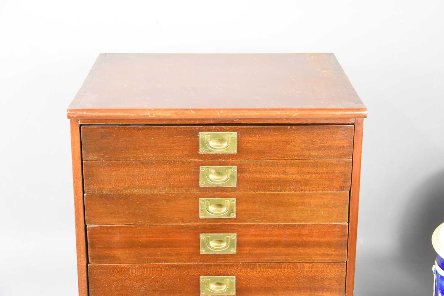 A mahogany collectors or specimen set of six graduated drawers, fitted with brass ring pull handles, - Bild 2 aus 2