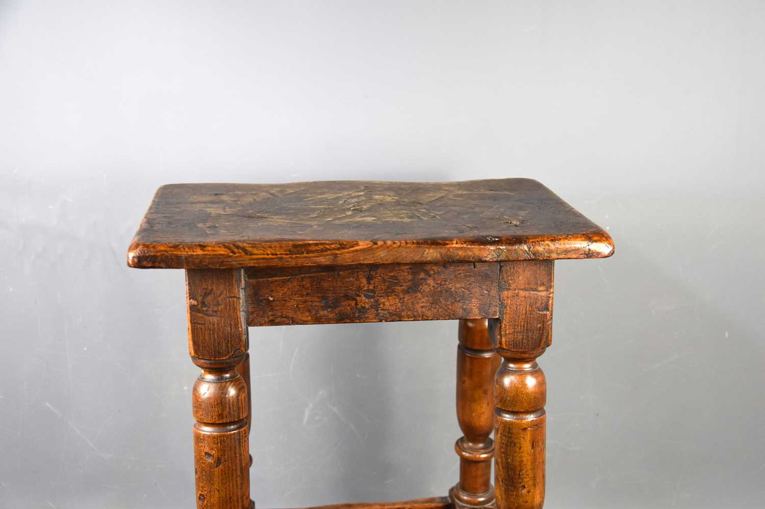 An early 18th century oak joint stool. - Bild 2 aus 2