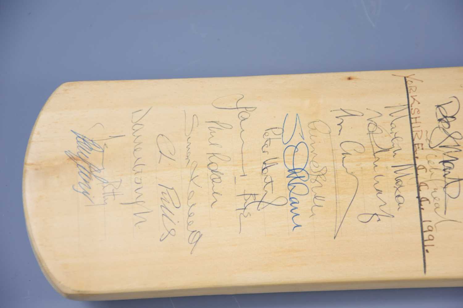 A Duncan Fearnley cricket bat signed by both Lancashire and Yorkshire teams in 1991, signatures - Bild 2 aus 3