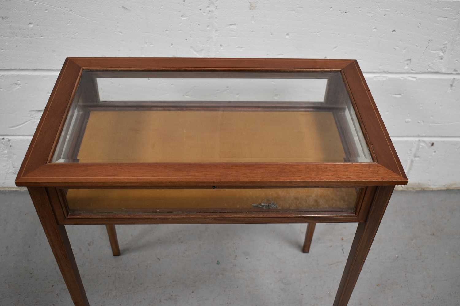 A 20th century mahogany vitrine table, with hinged glass top, square tapered legs, 64 by 62cm. - Bild 2 aus 2