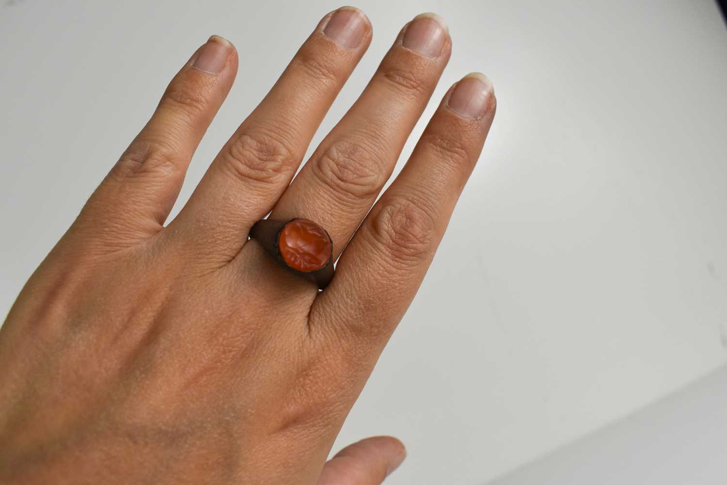 A Roman intaglio agate set ring, the agate carved to depict an animal, size S, together with a - Bild 4 aus 5
