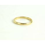 A 14ct gold wedding band, size O, 1.58g.