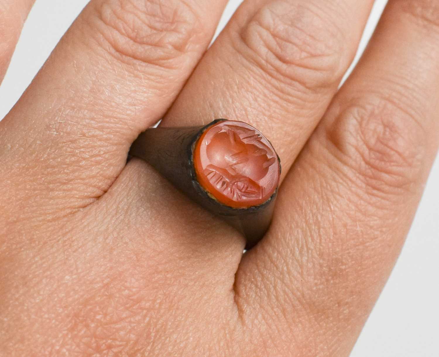 A Roman intaglio agate set ring, the agate carved to depict an animal, size S, together with a - Bild 3 aus 5