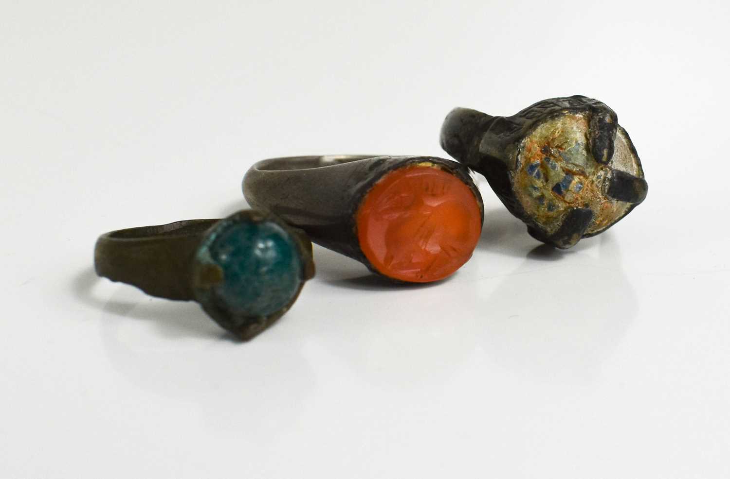 A Roman intaglio agate set ring, the agate carved to depict an animal, size S, together with a - Bild 2 aus 5