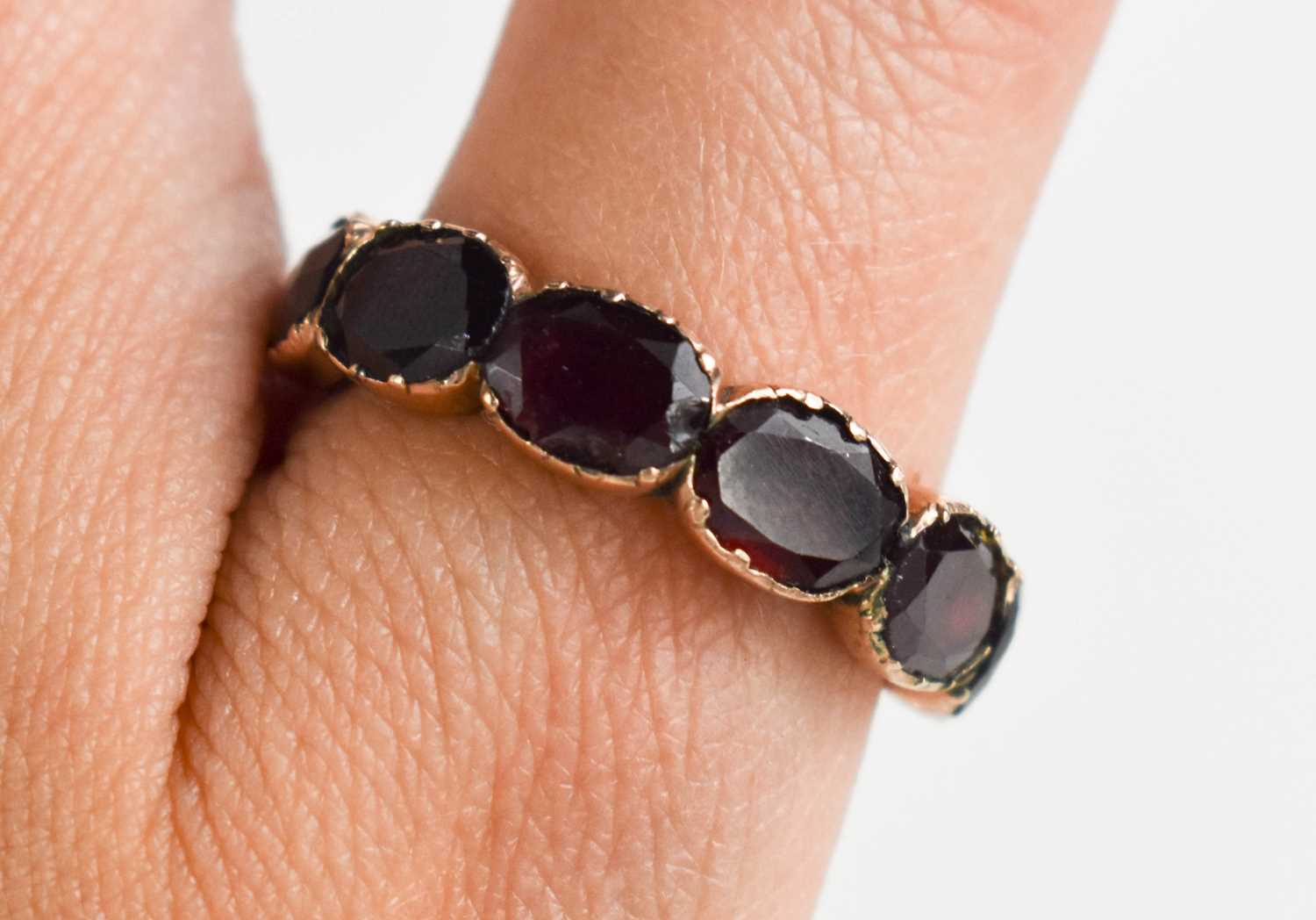 A Georgian rose gold (tested as) and garnet oval set five stone ring, size U/V, 4.9g. - Bild 4 aus 4