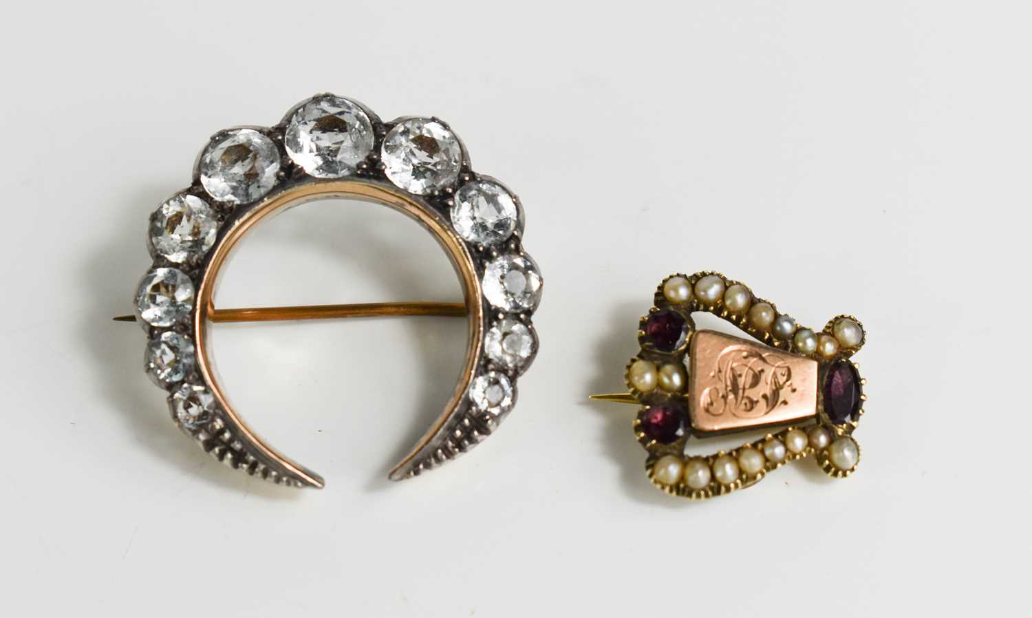 A Georgian gold (tested as), seed pearl and garnet set brooch / pendant, engraved with initials, - Bild 2 aus 2