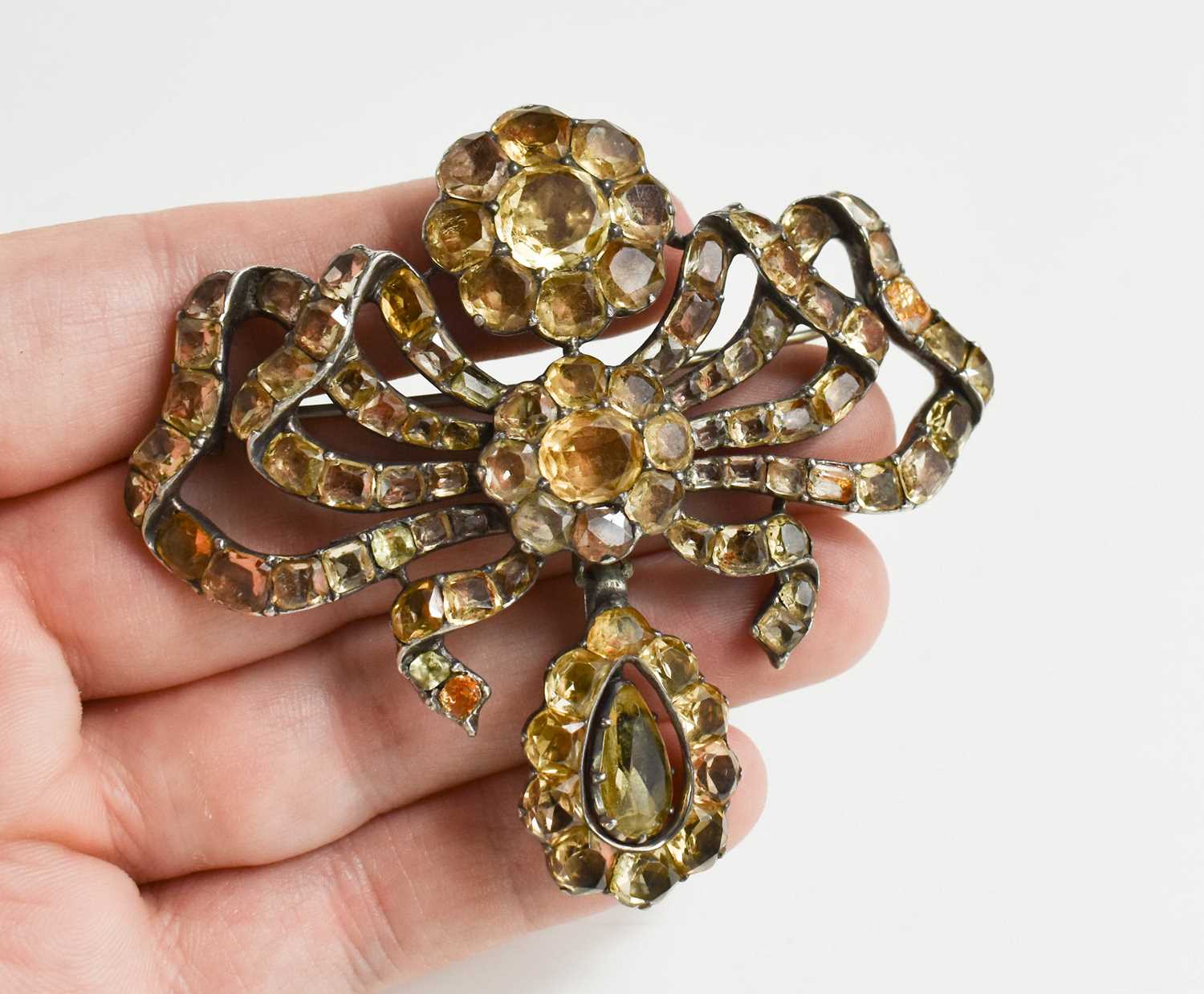 A Georgian silver and yellow gem set metamorphic brooch pendant, in the form of a bow with flower - Bild 5 aus 5