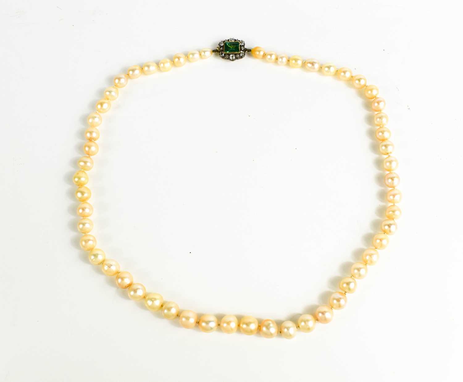 A Georgian pearl necklace, with a gold (tested as 14ct) clasp set with a central emerald bordered by - Bild 3 aus 7