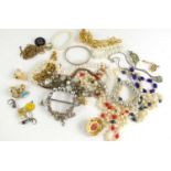 A selection of vintage jewellery to include simulated pearl bracelets, brooches, earrings, costume