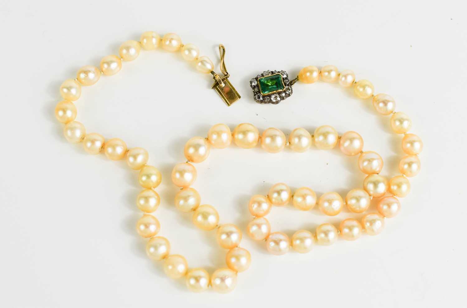 A Georgian pearl necklace, with a gold (tested as 14ct) clasp set with a central emerald bordered by - Bild 6 aus 7