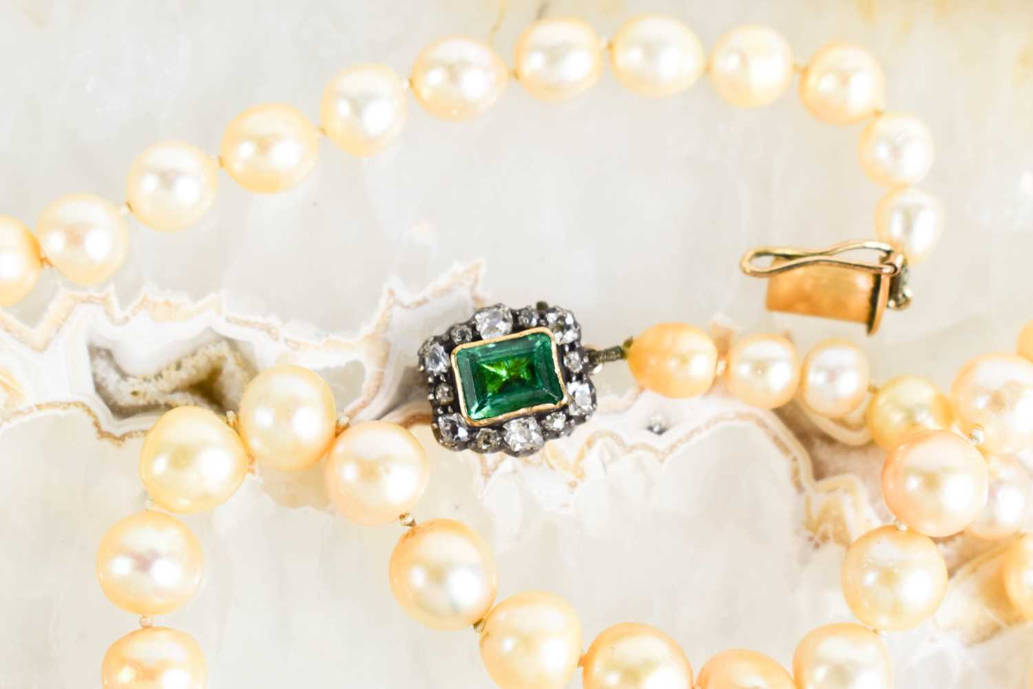 A Georgian pearl necklace, with a gold (tested as 14ct) clasp set with a central emerald bordered by - Bild 2 aus 7