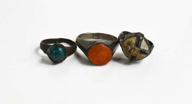 A Roman intaglio agate set ring, the agate carved to depict an animal, size S, together with a