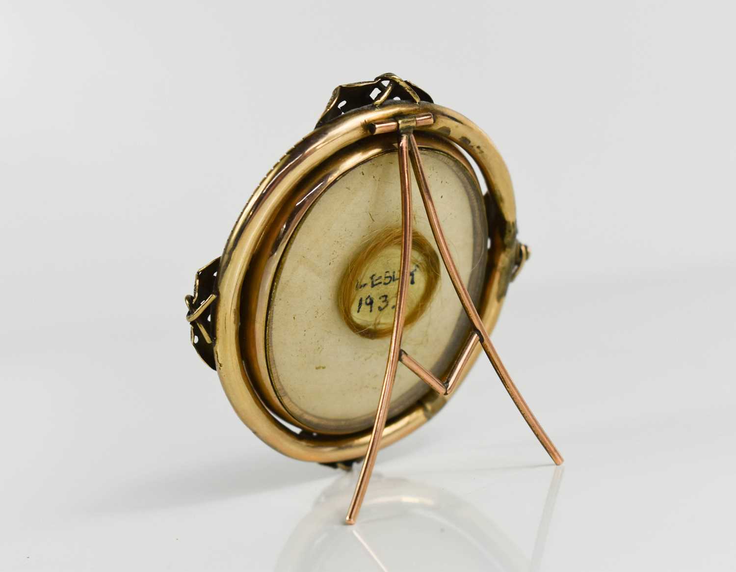 A Victorian pinchbeck mourning brooch on stand, of oval form, inset with lockets of hair woven - Bild 3 aus 4