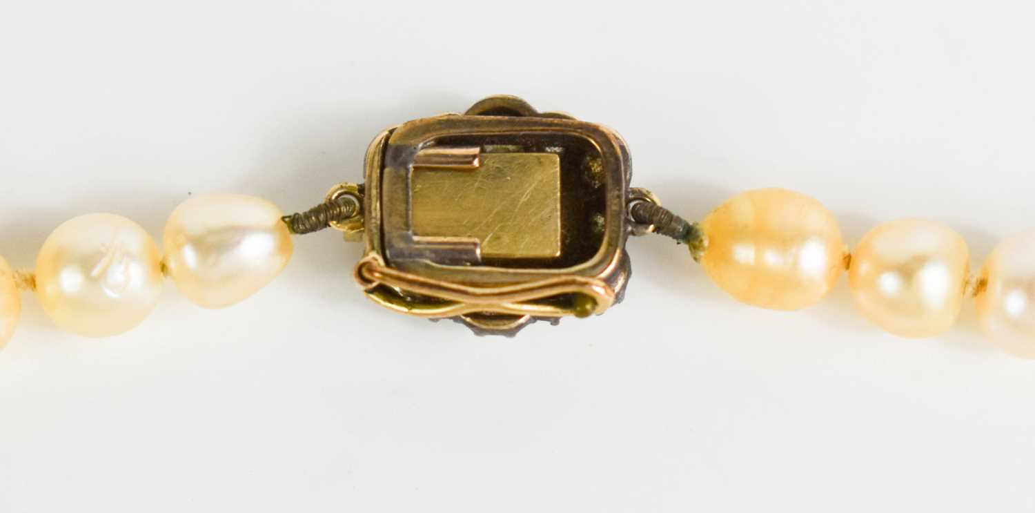 A Georgian pearl necklace, with a gold (tested as 14ct) clasp set with a central emerald bordered by - Bild 4 aus 7