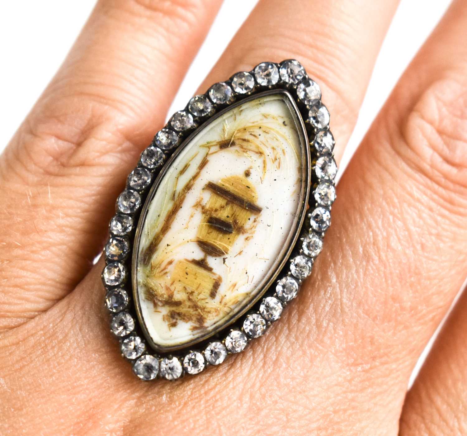 A Victorian white metal and paste mourning ring of marquise form, the enamel centre depicting an urn - Bild 4 aus 4