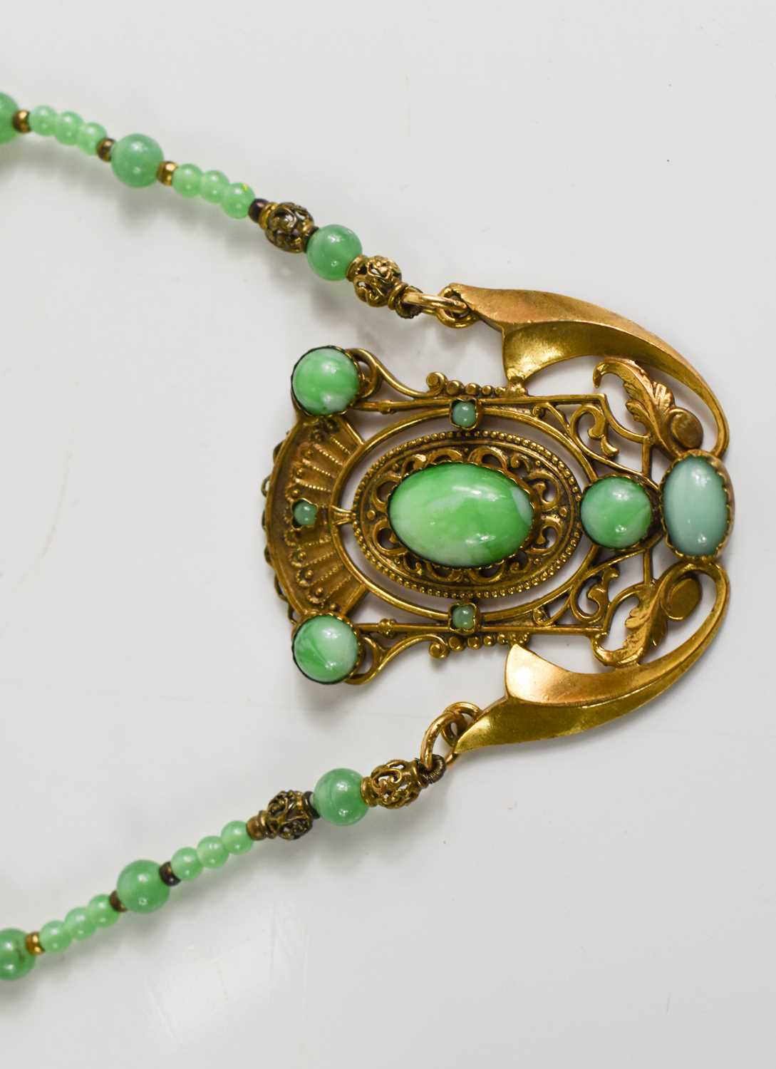An Art Noveau style jade and gold coloured metal pendant necklace. - Bild 2 aus 2