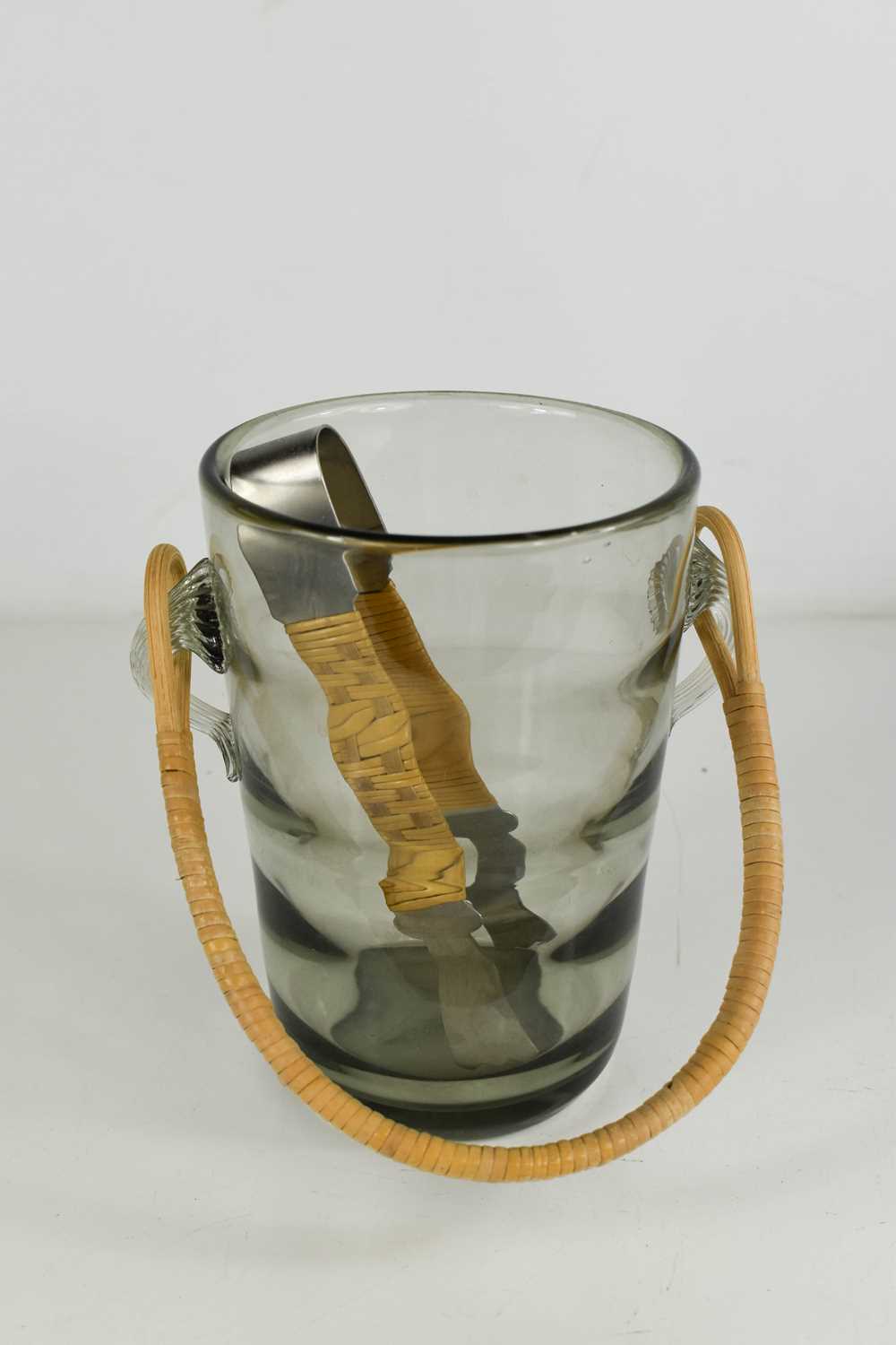 A Holmgaard smoky glass mid century ice bucket, with rattan handle and matching brushed steel pair - Bild 5 aus 5