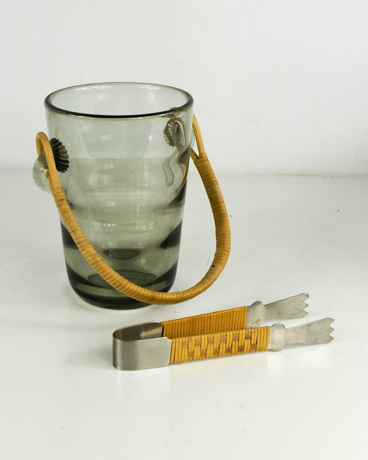 A Holmgaard smoky glass mid century ice bucket, with rattan handle and matching brushed steel pair - Bild 3 aus 5