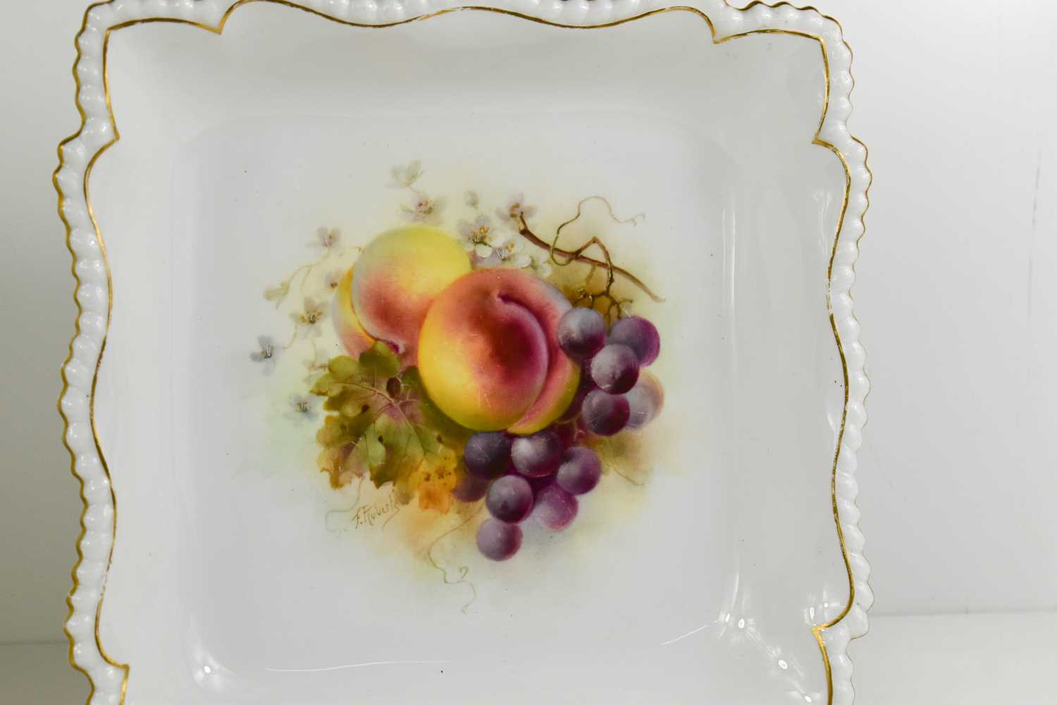 A pair of Royal Worcester square dishes, painted with fruit to the centre, by Roberts, with - Bild 2 aus 2