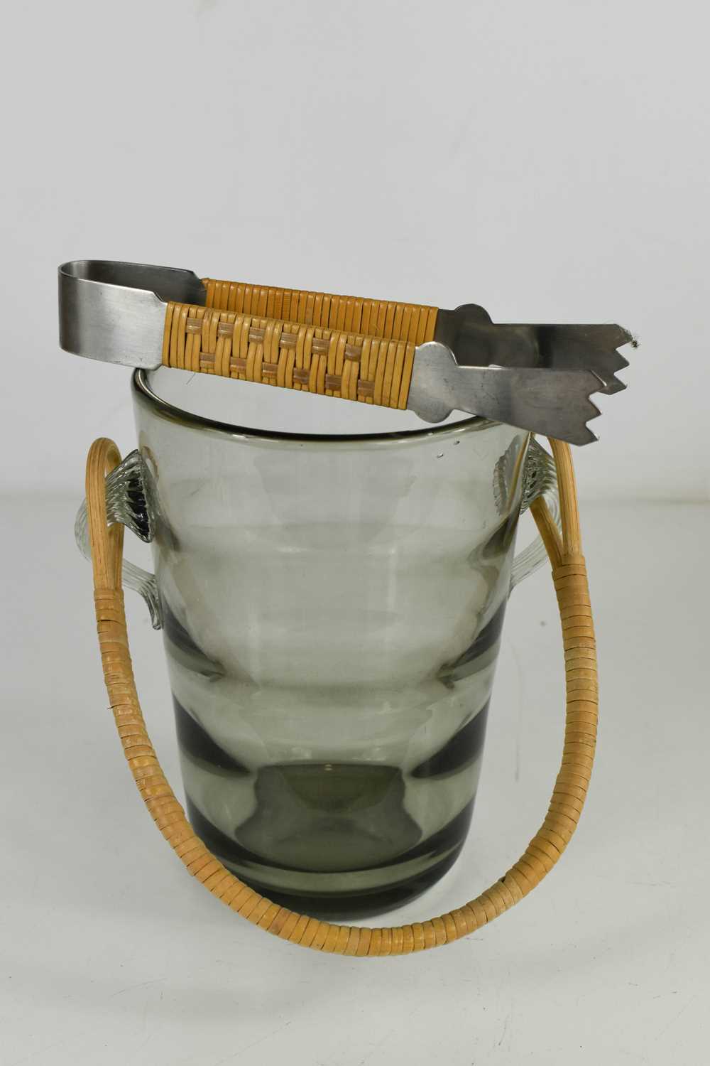 A Holmgaard smoky glass mid century ice bucket, with rattan handle and matching brushed steel pair - Bild 2 aus 5