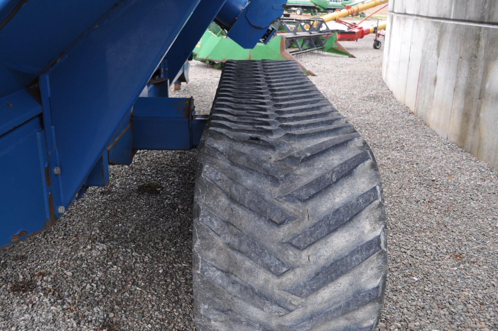Kinze 1050 grain cart, 30” tracks, 1000 PTO, hyd fold auger, scales, roll tarp - Image 21 of 22