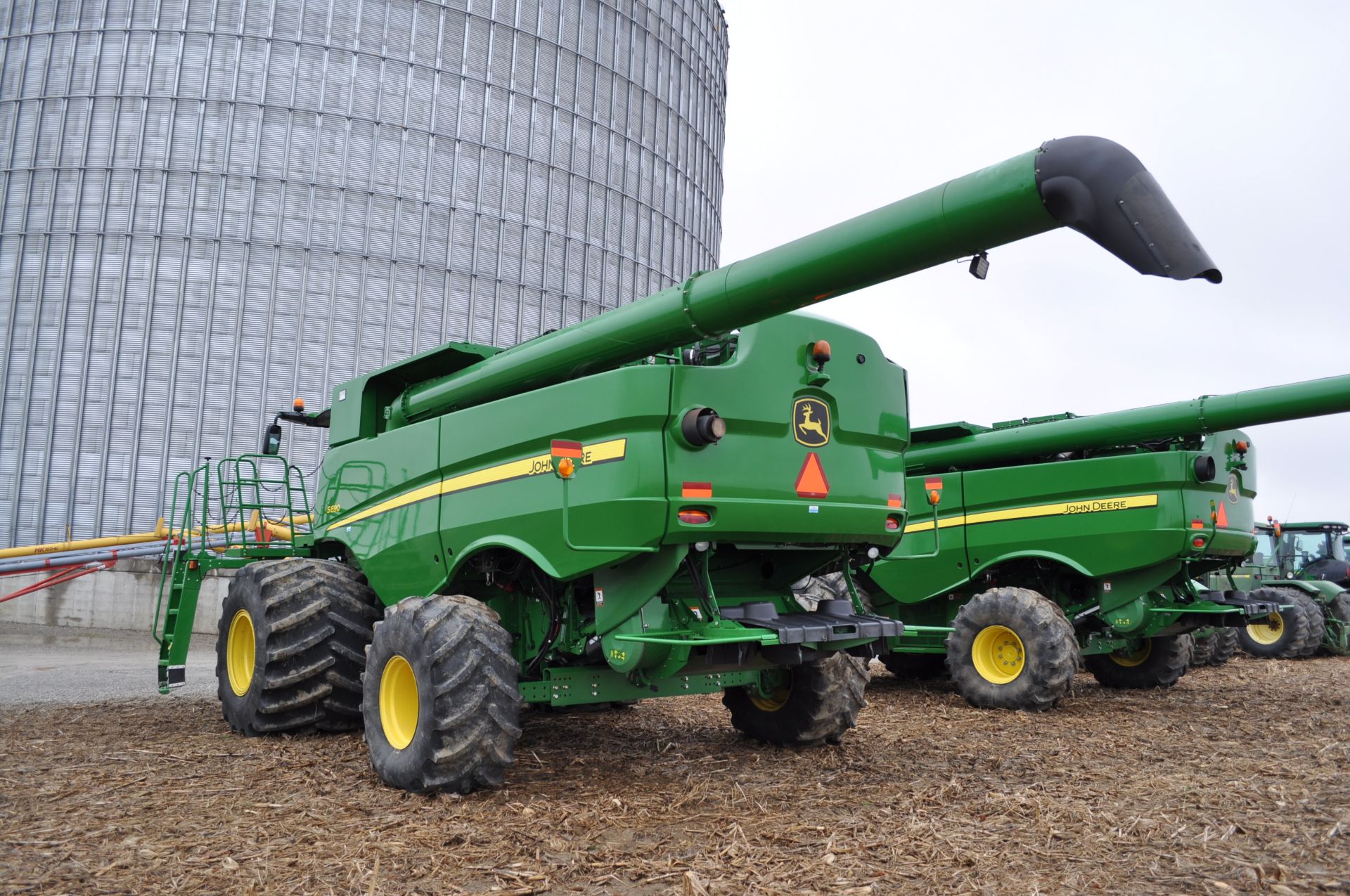 John Deere S690 combine, 1250/45-32 tires, 750/65R26 rear, 4WD, PowerCast tail board, chopper - Image 4 of 25